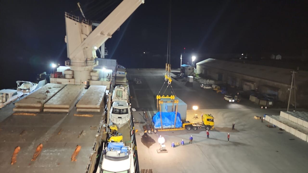 Project cargo loading operation on board a multipurpose vessel at night