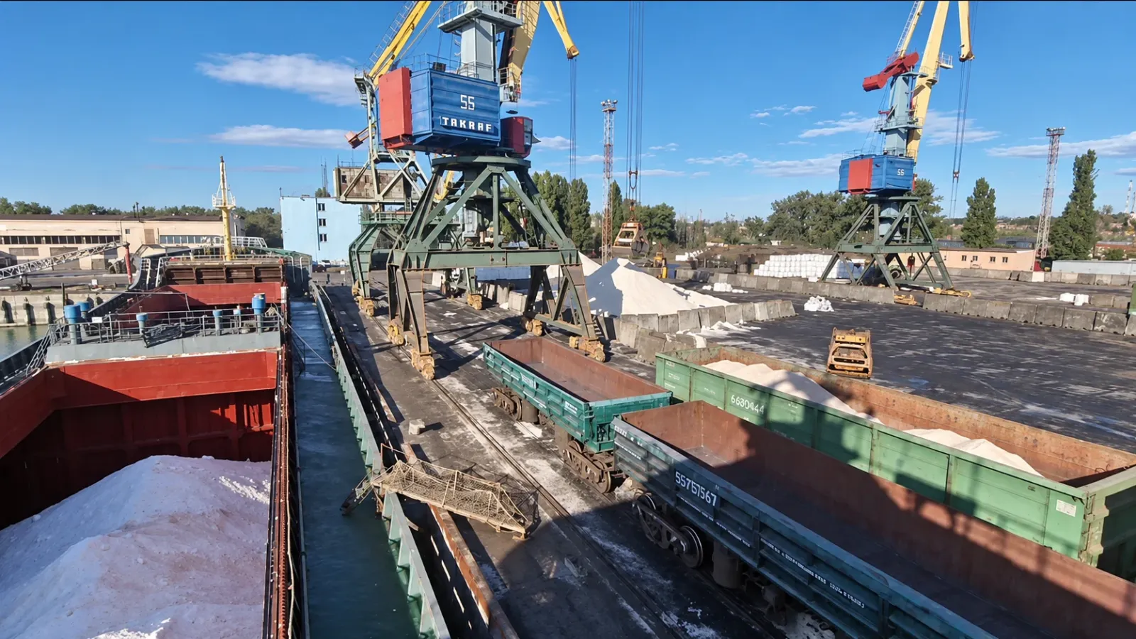 Bulk carrier cargo holds during dry bulk loading