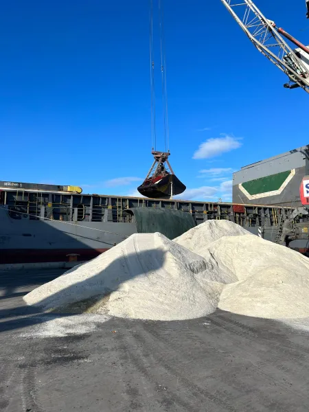 M/V Sea Breeze — 3,800 mts salt
