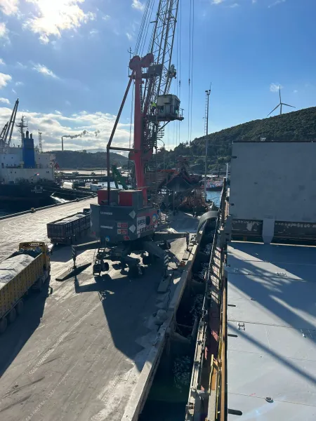 M/V Sea Breeze — 3,800 mts salt